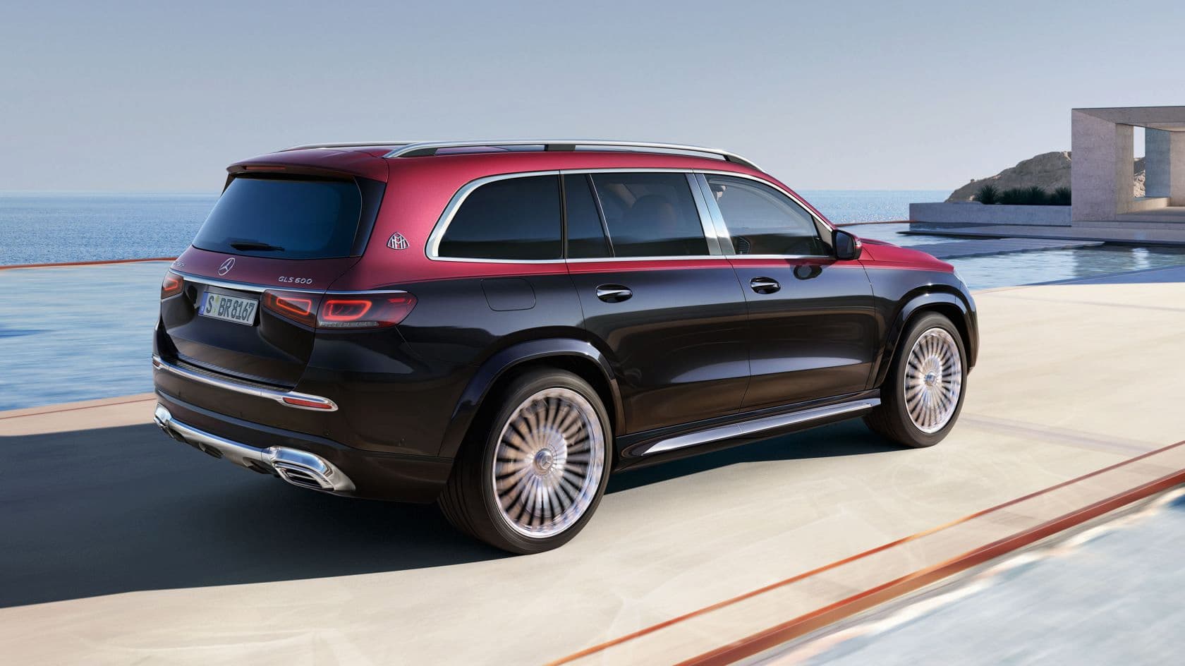 Thiết kế ống xả đặc trưng của Mercedes-Maybach với viền chrome cao cấp.