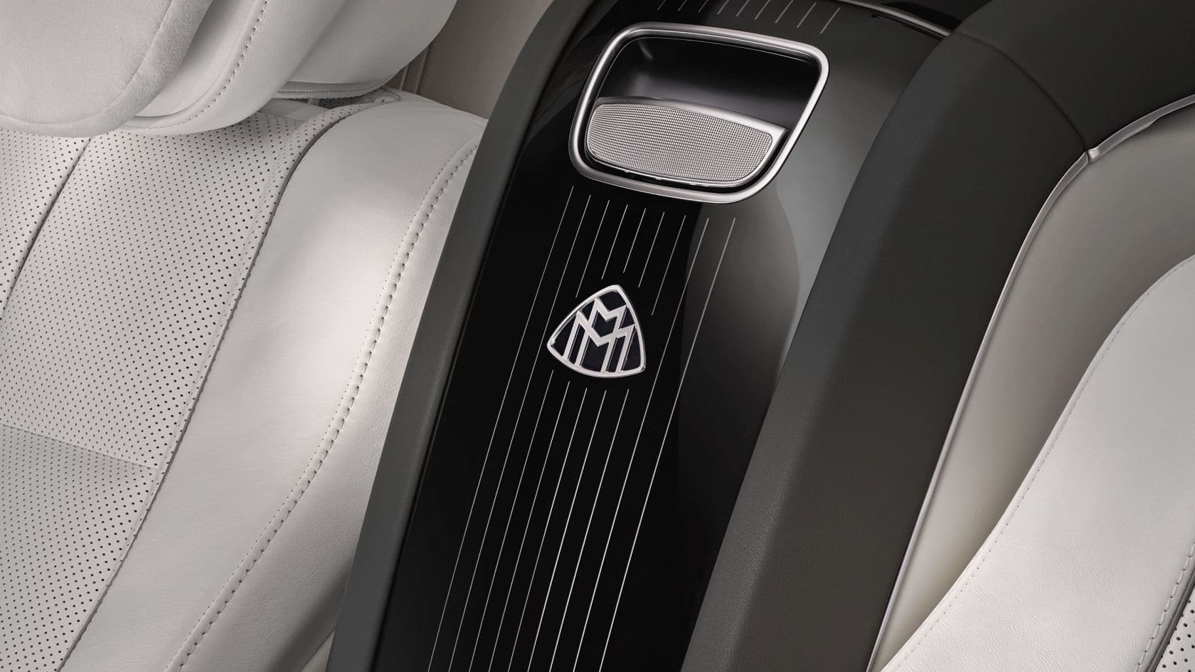 Logo "Maybach" được chế tác thủ công vô cùng tinh tế.