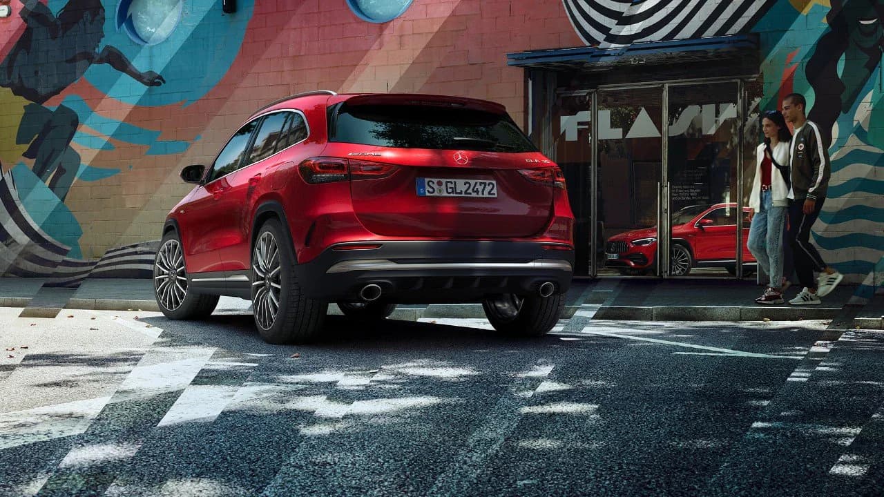 Tấm chắn bùn sau AMG và mép cánh gió AMG