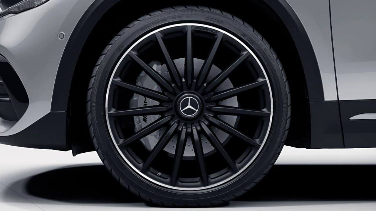 Bánh xe bằng hợp kim nhẹ AMG với thiết kế đa chấu
