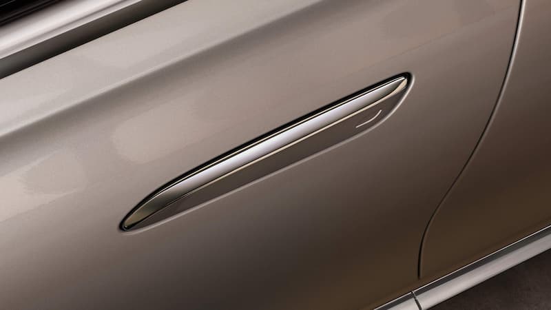 Tay nắm cửa liền mạch có thể thu vào và mở ra không cần chìa khóa nhờ tính năng KEYLESS-GO